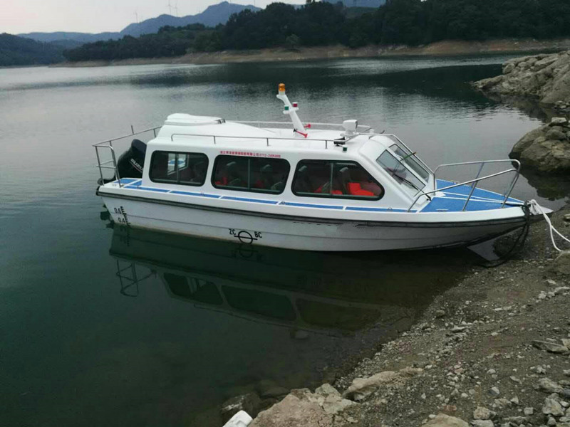 El barco oficial de lanzamiento de fibra de vidrio. 