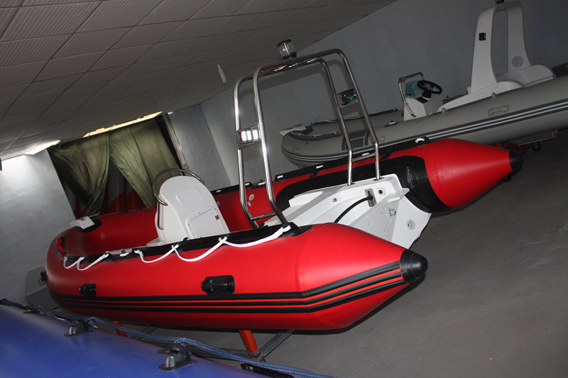 Barco con motor fueraborda de material hypalon de 4,8 M