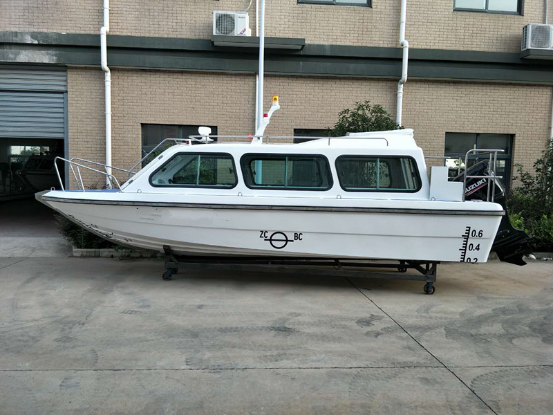 El barco oficial de lanzamiento de fibra de vidrio. 