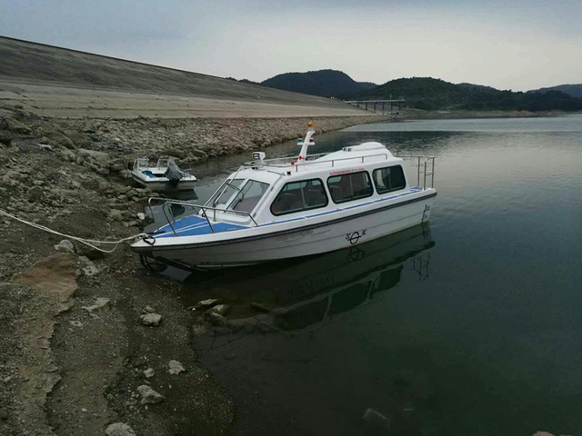 El barco oficial de lanzamiento de fibra de vidrio. 