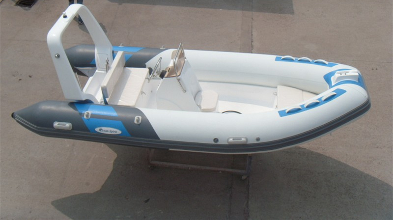 Barco con motor fueraborda de material hypalon de 4,8 M