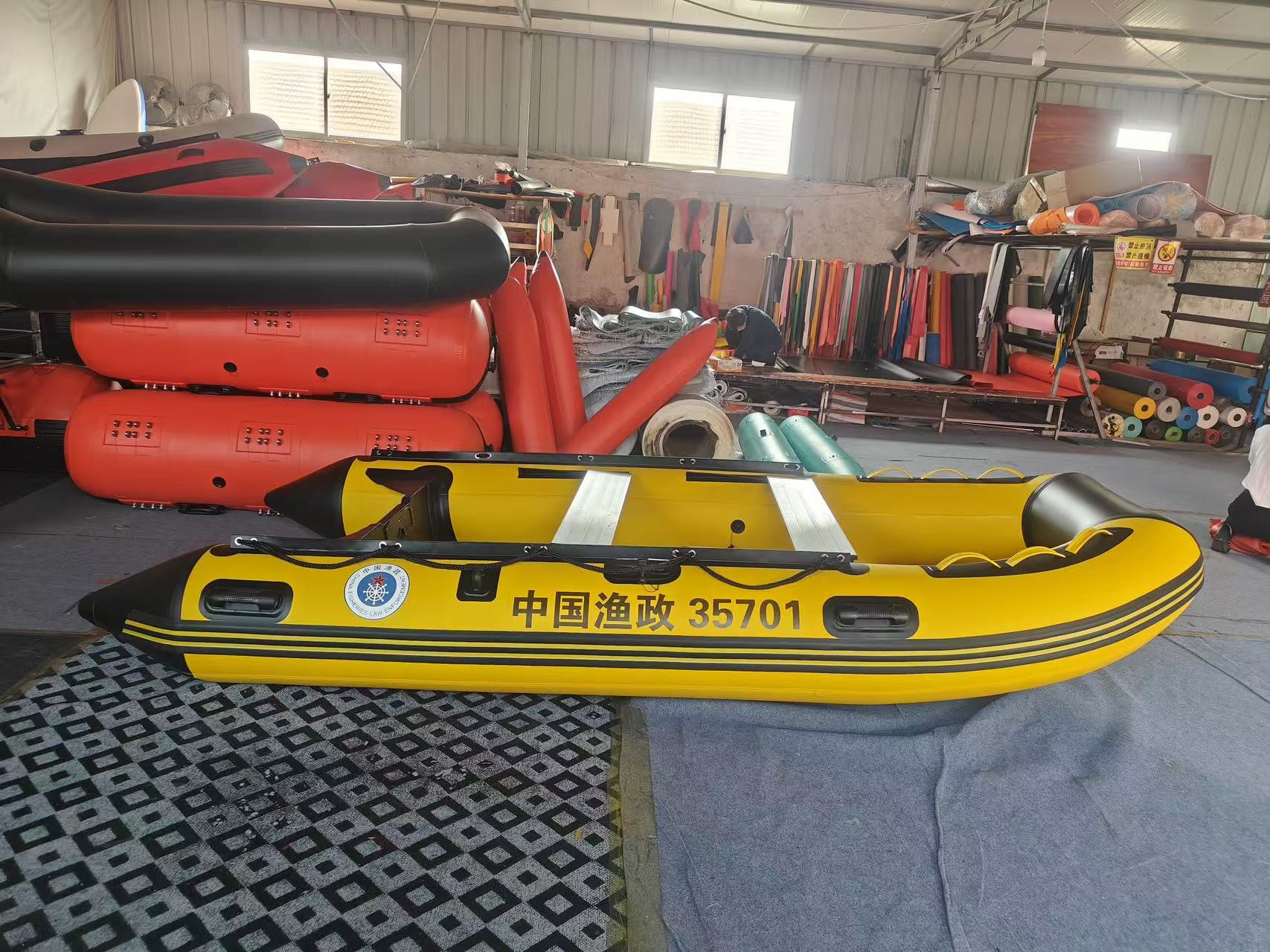 Bote de remos de goma amarillo y negro de 12 pies 